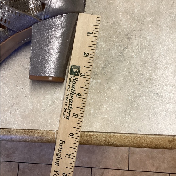 Vince Camuto silver metallic open toe gladiator style heels 7 1/2 - Picture 9 of 9